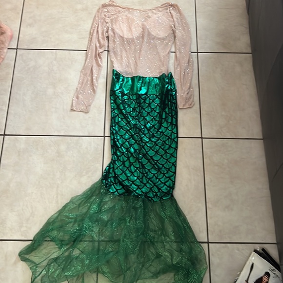 Womens mermaid costume and wigs - Picture 2 of 6